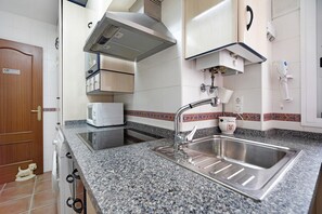 Kühlschrank, Mikrowelle, Herdplatte, Wasserkocher mit Kaffee-/Teezubehör