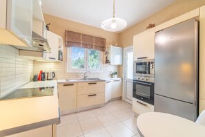 Fridge, oven, stovetop, dishwasher