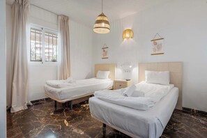 2 slaapkamers, een strijkplank/strijkijzer, gratis wifi, beddengoed