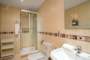 Badewanne, Haartrockner, Handtücher