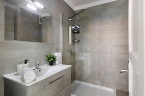 Ducha, secador de pelo, toallas