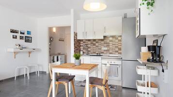 KĂŒhlschrank, Mikrowelle, Ofen, Herdplatte