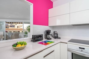 Kühlschrank, Mikrowelle, Ofen, Herdplatte