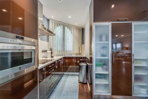 Frigorifero, microonde, forno, piano cottura