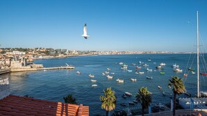 Une ville côtière dotée d’un port de plaisance, de bateaux et d’un phare.