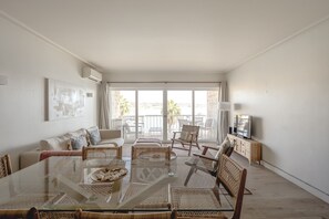 TV - Apartment 'Cascais Bay Terrace II' with Sea View & Wi-Fi (Cascais)