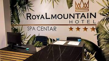 Resepsionis spa
