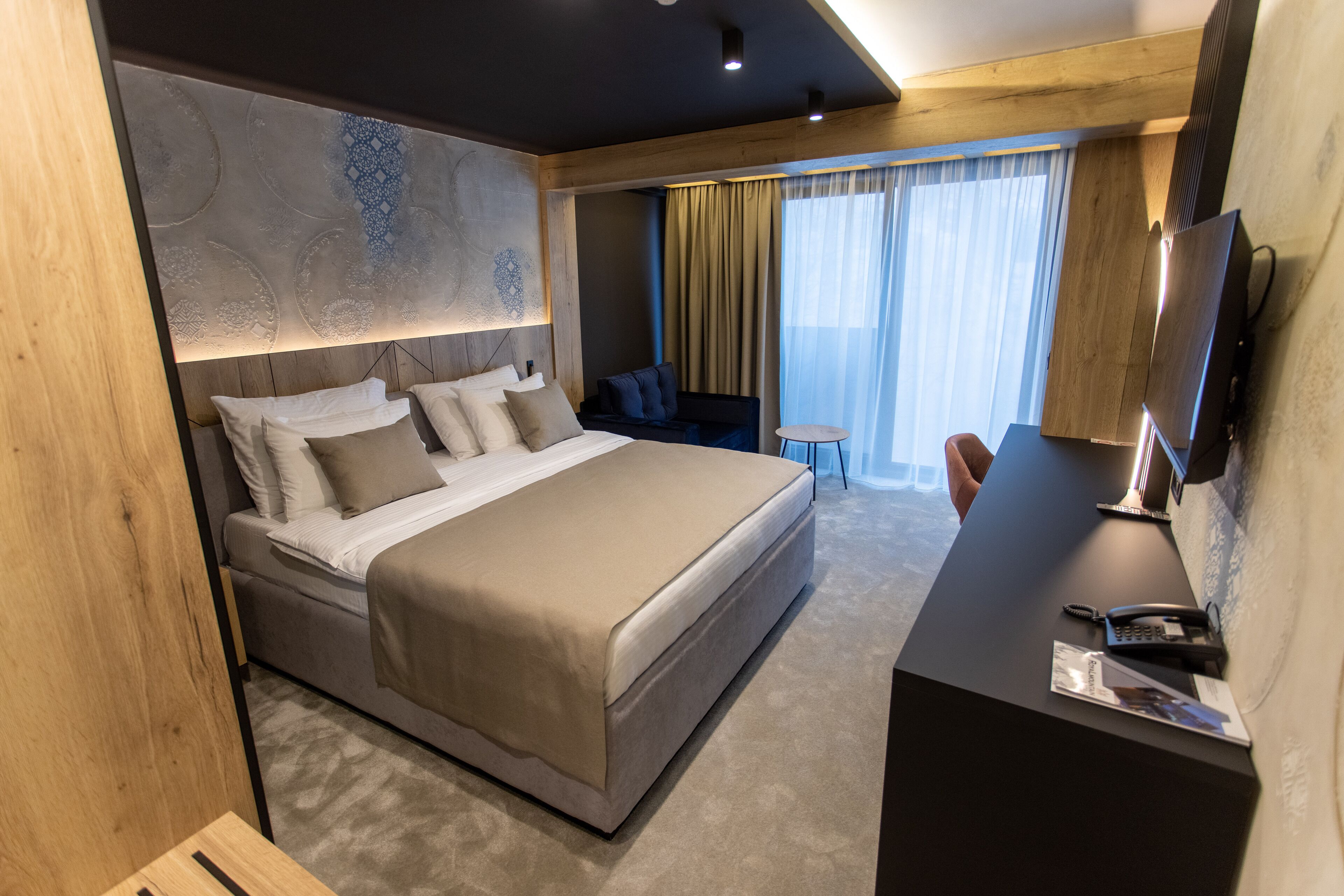 Juniorsvit - utsikt mot bergen - trädgård | Sängtillbehör av högsta kvalitet, duntäcken, bäddmadrasser och minibar