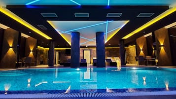Una piscina cubierta