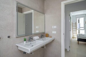 Shower, hair dryer, towels - Blue apt in Torreblanca by Costarentals - Ref 174 (Fuengirola)