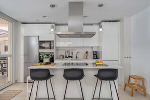 Kylskåp, mikrovågsugn, ugn och spishäll