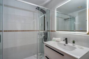 Shower, hair dryer, towels