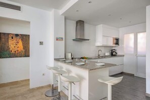 Kjøleskap, mikrobølgeovn, ovn og kokeplater