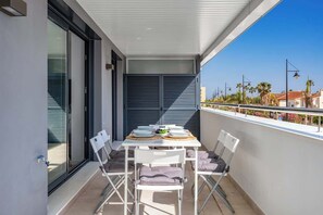 تناول الطعام بالخارج