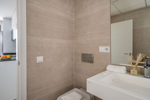 Bathtub, hair dryer, towels
