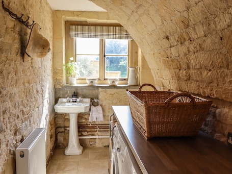 Ducha y secador de pelo. The Compton Cottage