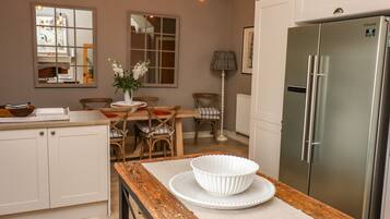 Refrigerador, lavavajillas, utensilios de cocina