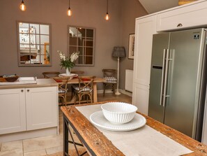 Refrigerador, lavavajillas, utensilios de cocina