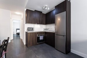 Kylskåp, mikrovågsugn, ugn och spishäll