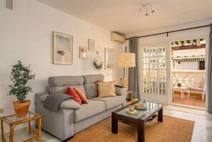 Smart TV, offices - Beachfront Apartment w/ Pool & Golf Access - La Duquesa (Málaga)