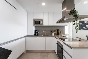 Kylskåp, mikrovågsugn, ugn och spishäll