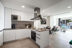 Kylskåp, mikrovågsugn, ugn och spishäll