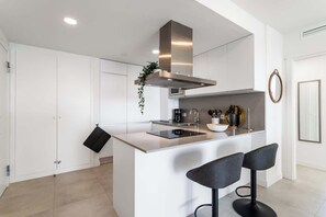 Kjøleskap, mikrobølgeovn, ovn og kokeplater