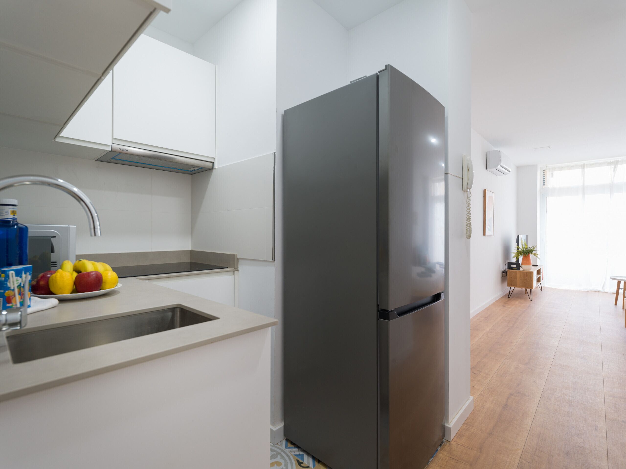 Kühlschrank, Mikrowelle, Wasserkocher mit Kaffee-/Teezubehör