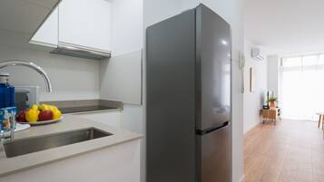 Kühlschrank, Mikrowelle, Wasserkocher mit Kaffee-/Teezubehör