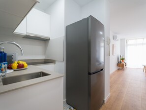 Frigorífico, microondas, cafetera o tetera y hervidor eléctrico