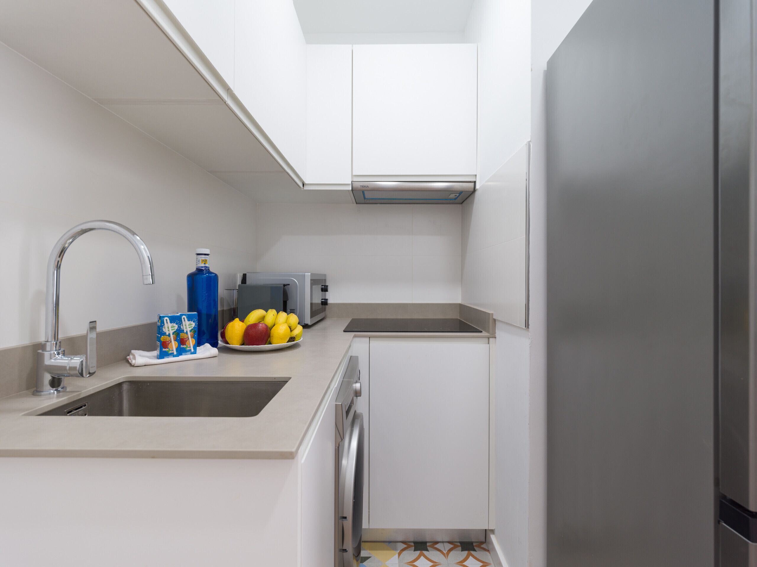 Réfrigérateur, micro-ondes, cafetière/bouilloire, bouilloire électrique