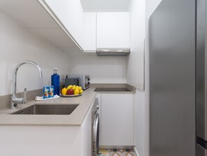 Kühlschrank, Mikrowelle, Wasserkocher mit Kaffee-/Teezubehör