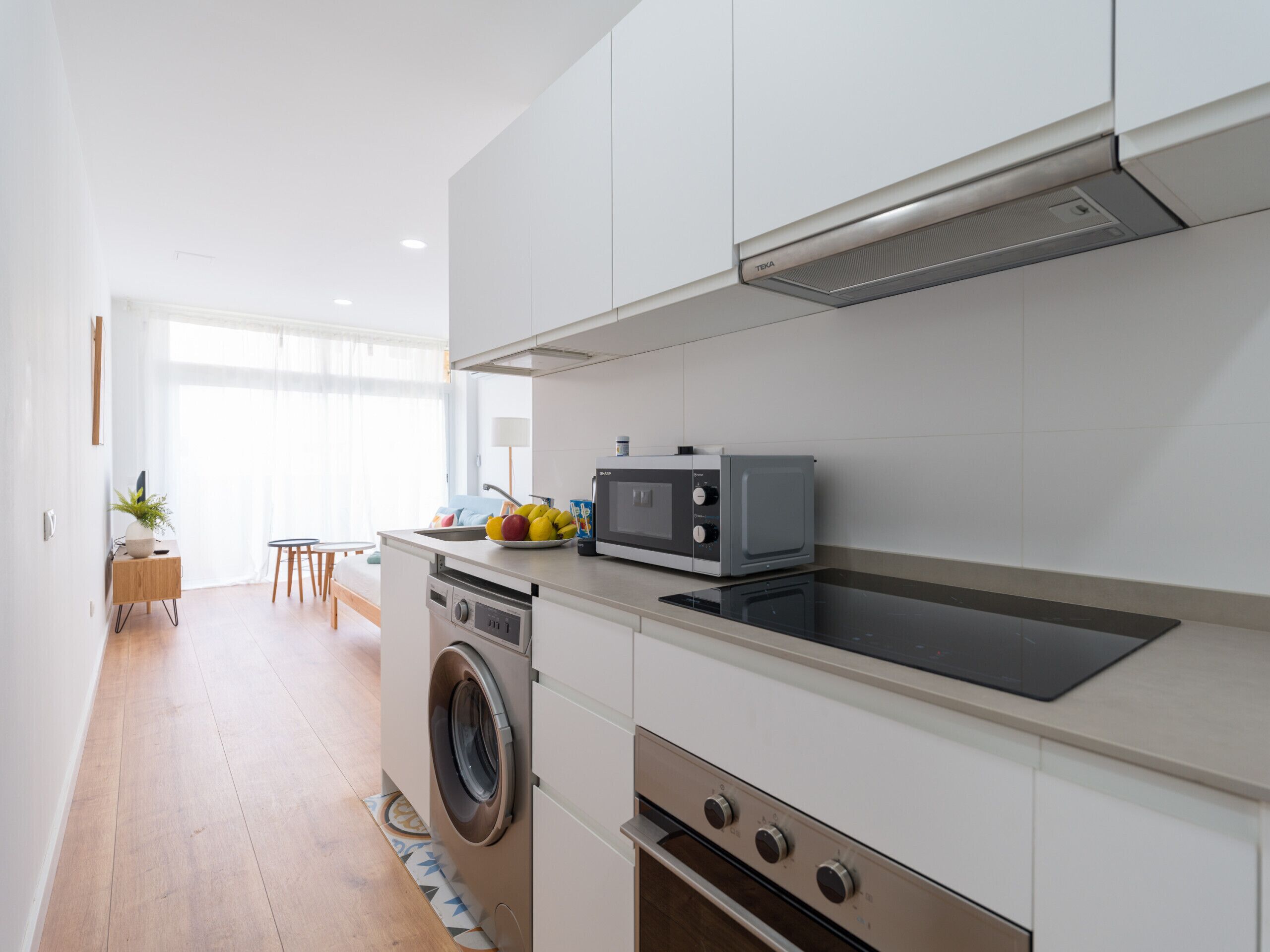 Een koelkast, een magnetron, een koffiezetapparaat/waterkoker