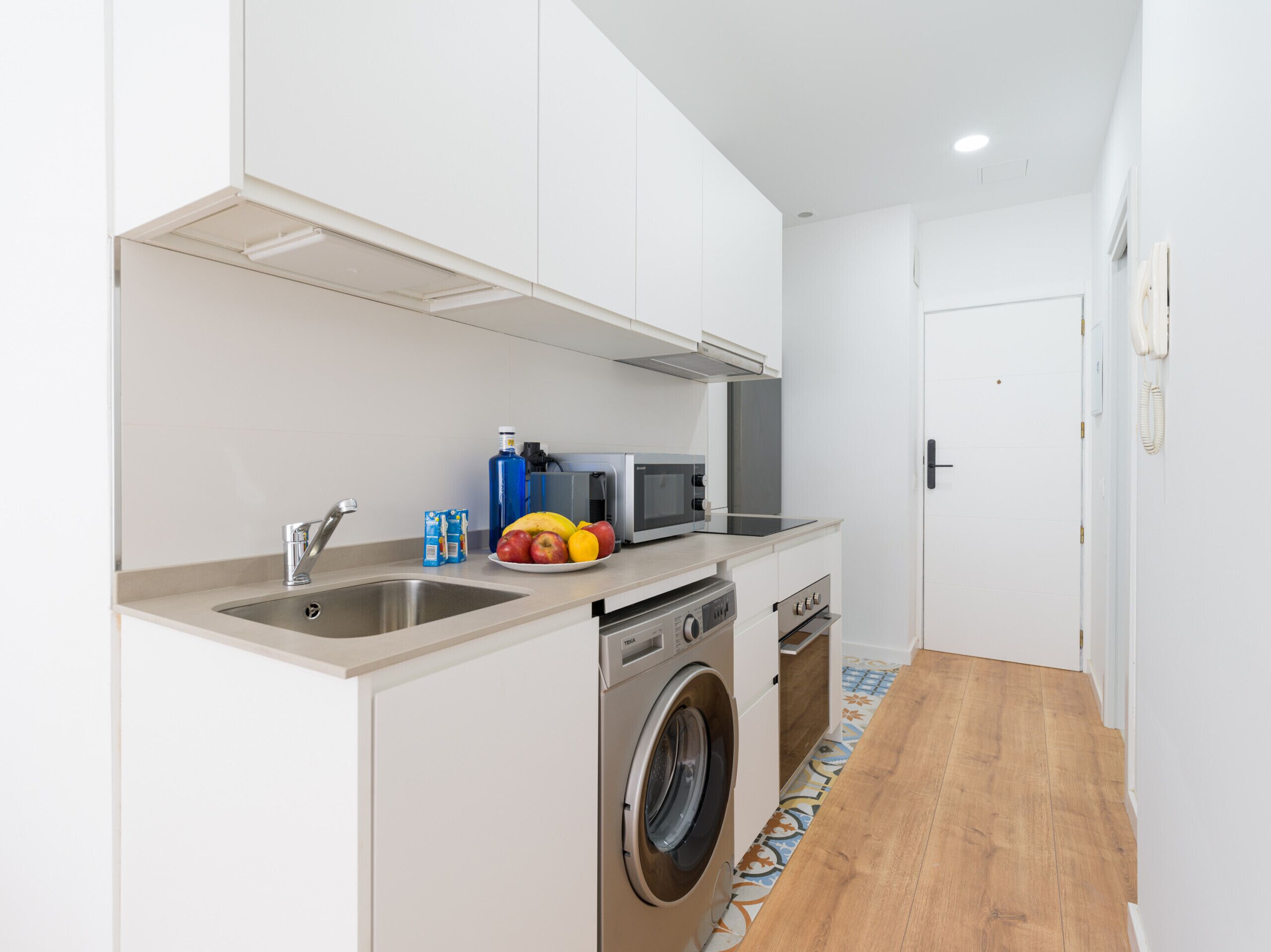 Réfrigérateur, micro-ondes, cafetière/bouilloire, bouilloire électrique