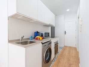 Een koelkast, een microgolfoven, een koffiezetapparaat/waterkoker