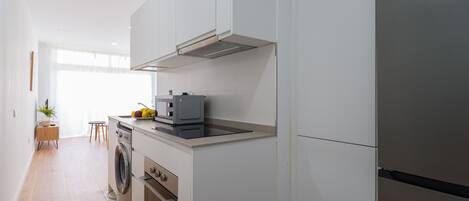 Kühlschrank, Mikrowelle, Wasserkocher mit Kaffee-/Teezubehör