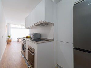 Een koelkast, een microgolfoven, een koffiezetapparaat/waterkoker