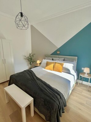 Familieleilighet | Dundyner, skrivebord, skrivebord for bærbar PC og blendingsgardiner