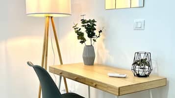 Apartamento família | Edredons de pluma, escrivaninha, espaço de trabalho para notebook