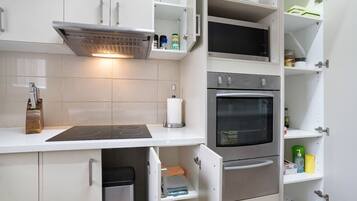 Jääkaappi, mikroaaltouuni, uuni, liesi