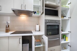 Jääkaappi, mikroaaltouuni, uuni, liesi