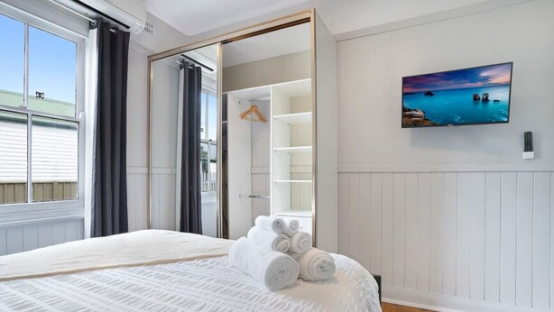 Unclassified image, 1 of 34, button - Spacious 3BR House near Figtree Grove - 8mins walk (Figtree)