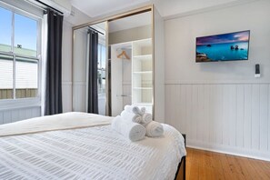 3 bedrooms, iron/ironing board, WiFi, bed sheets