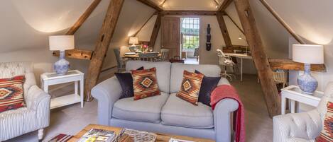 Smart TV, lettore DVD, videoteca, impianto stereo