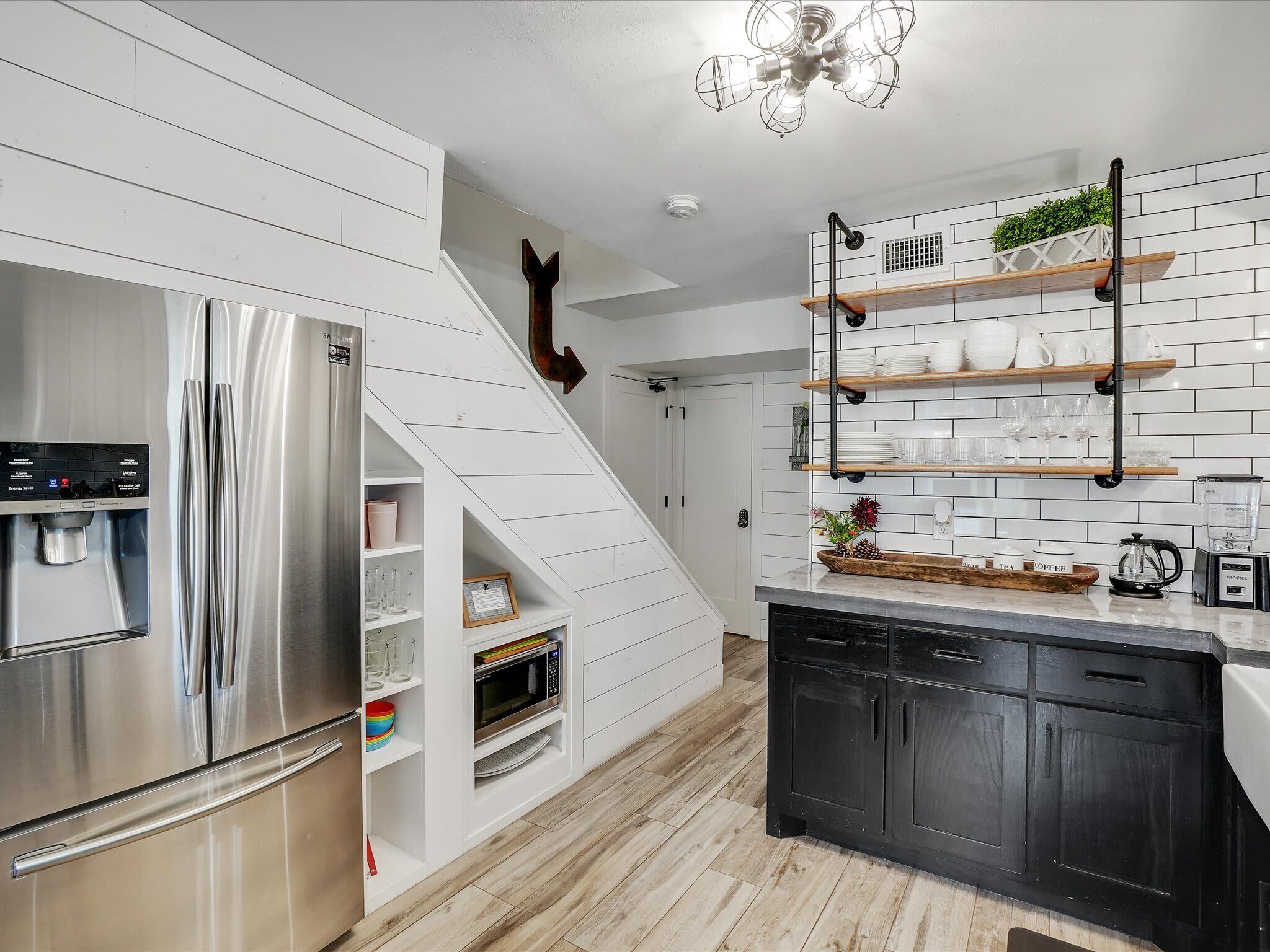 Jääkaappi, mikroaaltouuni, uuni, liesi