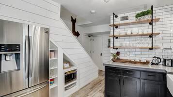 Jääkaappi, mikroaaltouuni, uuni, liesi