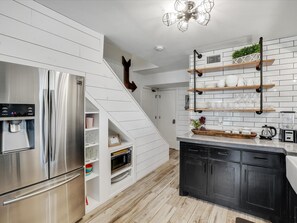 冷蔵庫、電子レンジ、オーブン、コンロ