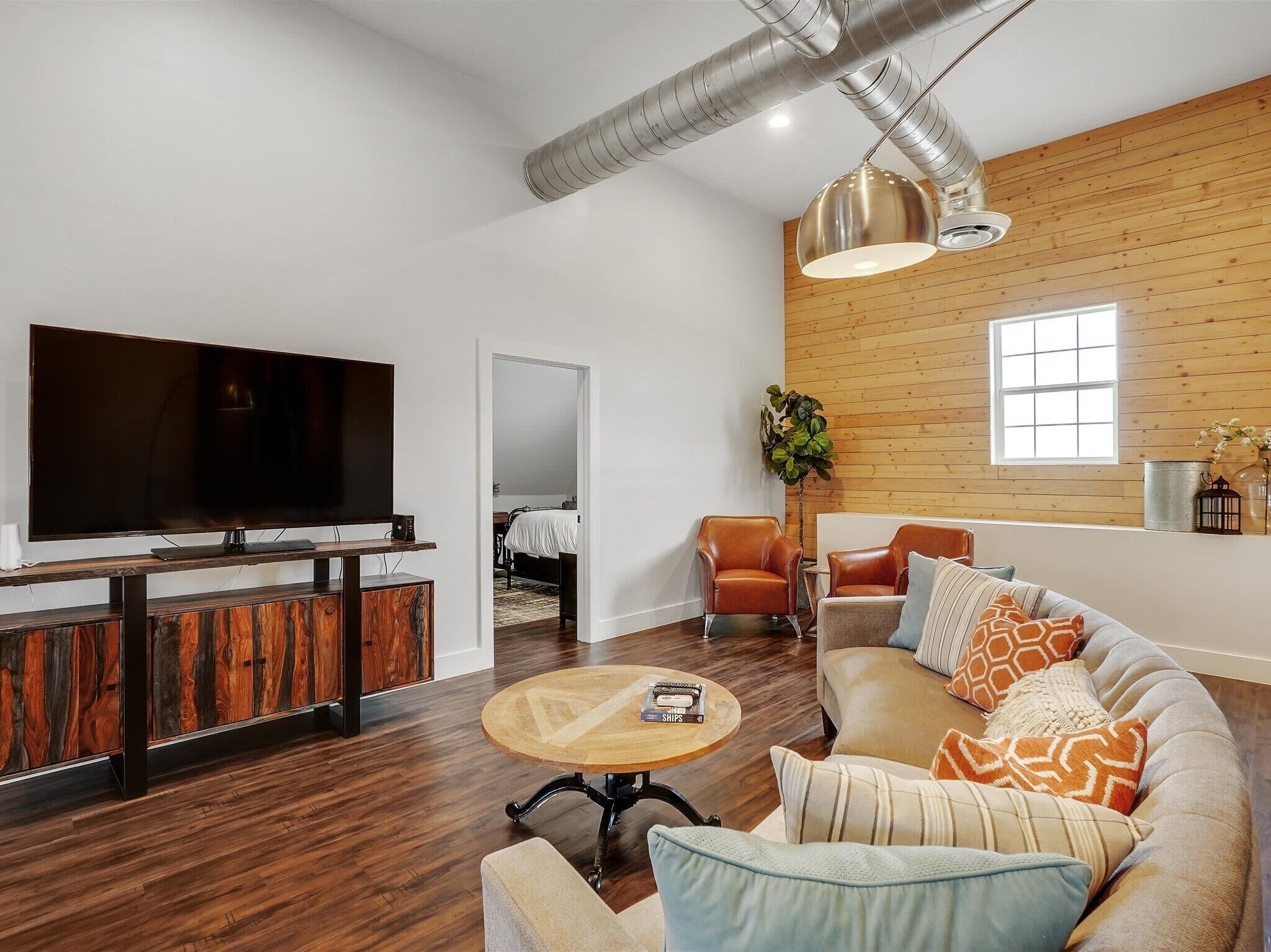 Televisio, takka, pöytäjalkapallopöytä, stereot