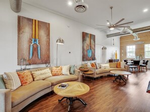 Televisión, chimenea, futbolito y estéreo 