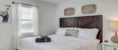 6 bedrooms, iron/ironing board, WiFi, bed sheets